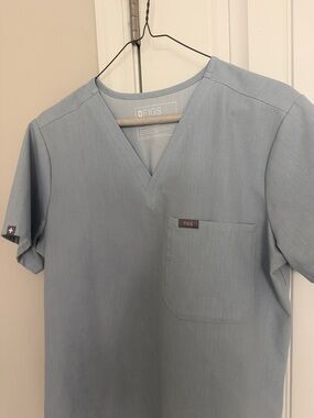 FIGS Men’s V-Neck Tee in Light Blue